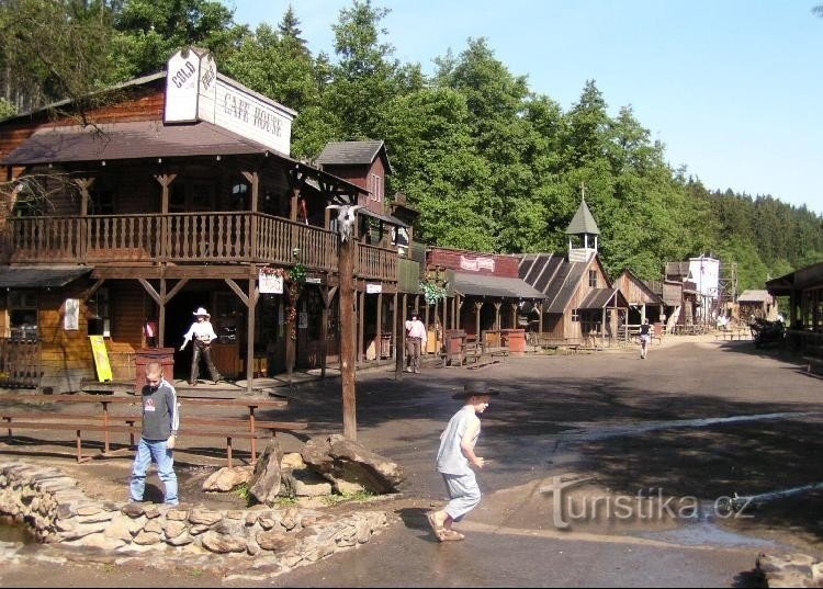 Stadt: Die westliche Stadt Šiklův mlny liegt im Tal des Flusses Bobrůvka, vp