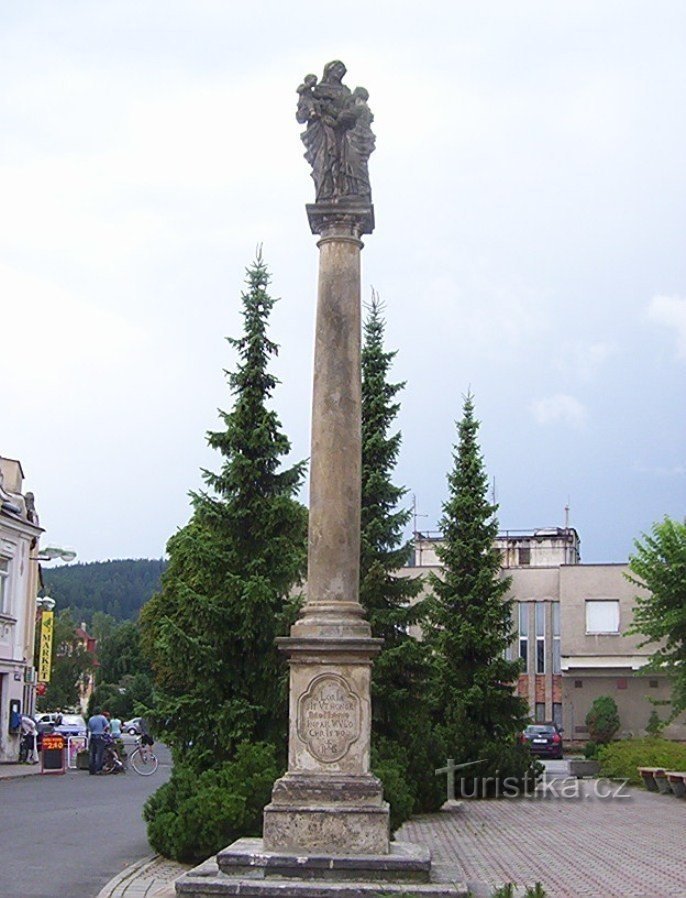 Město Albrechtice-náměstí ČSA s barokním morovým sloupem se sochou sv.Anny-Foto:Ulrych Mir.