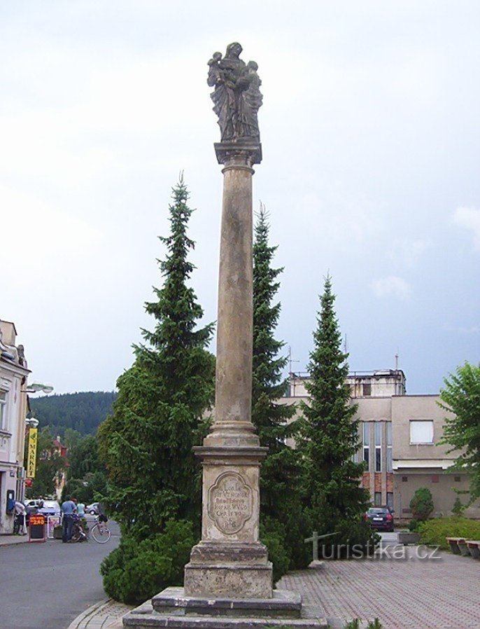 De stad Albrechtice - ČSA-plein met een barokke pestzuil met een standbeeld van St. Anna - Foto: Ulrych Mir.