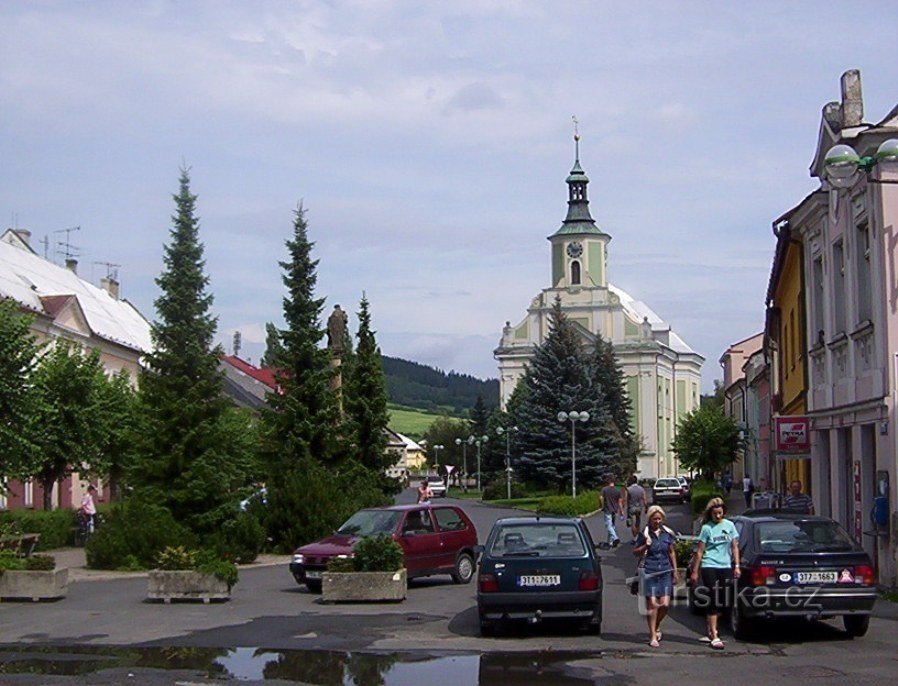 De stad Albrechtice - ČSA-plein met een barokke pestzuil met een standbeeld van St. Anna - Foto: Ulrych Mir.