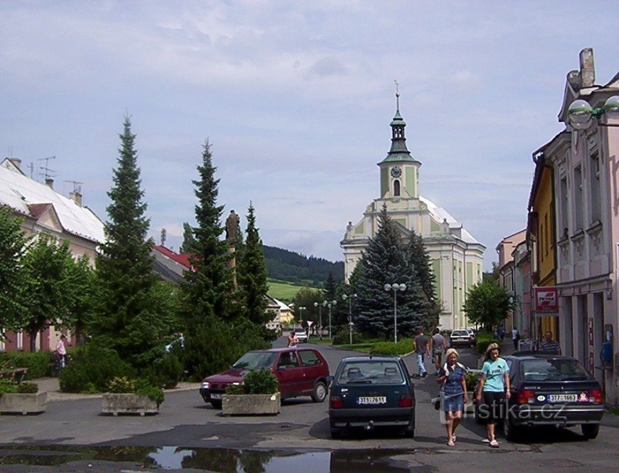 A cidade de Albrechtice - Praça ČSA com uma coluna barroca da peste com uma estátua de Santa Ana - Foto: Ulrych Mir.