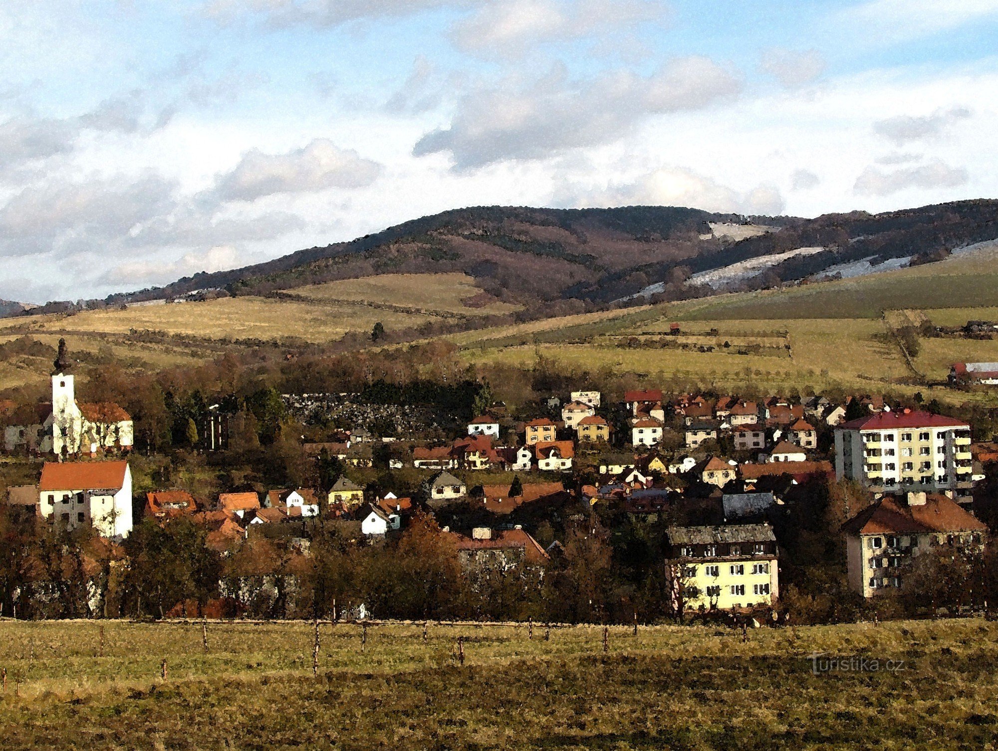 de stad Brumov - Bylnice op de achtergrond met Holý vrch