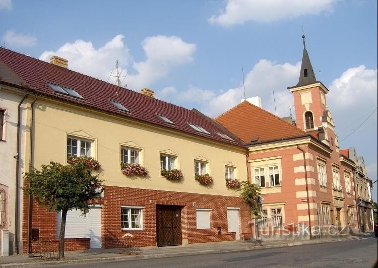 Ciudad de Únhošť: Edificios en la plaza
