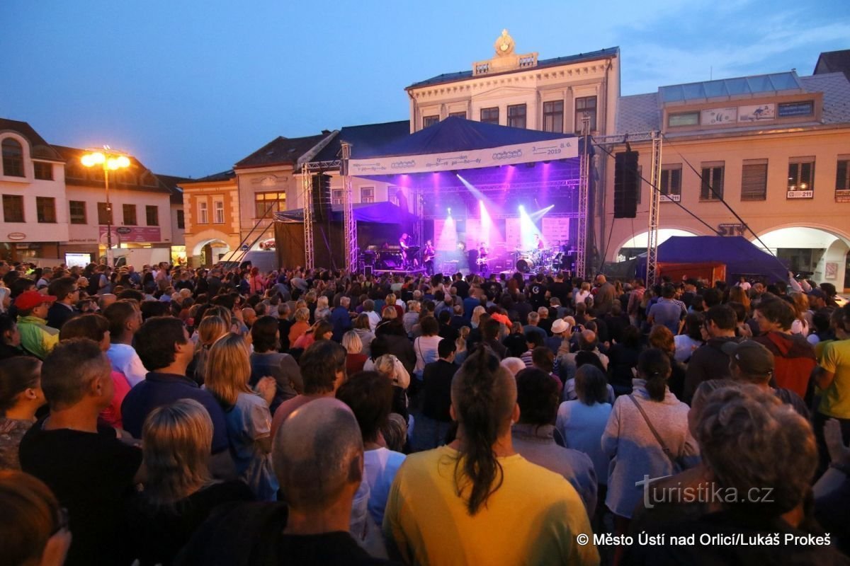 Stadsfestligheter i Ústí nad Orlicí - musik och underhållning för barnfamiljer