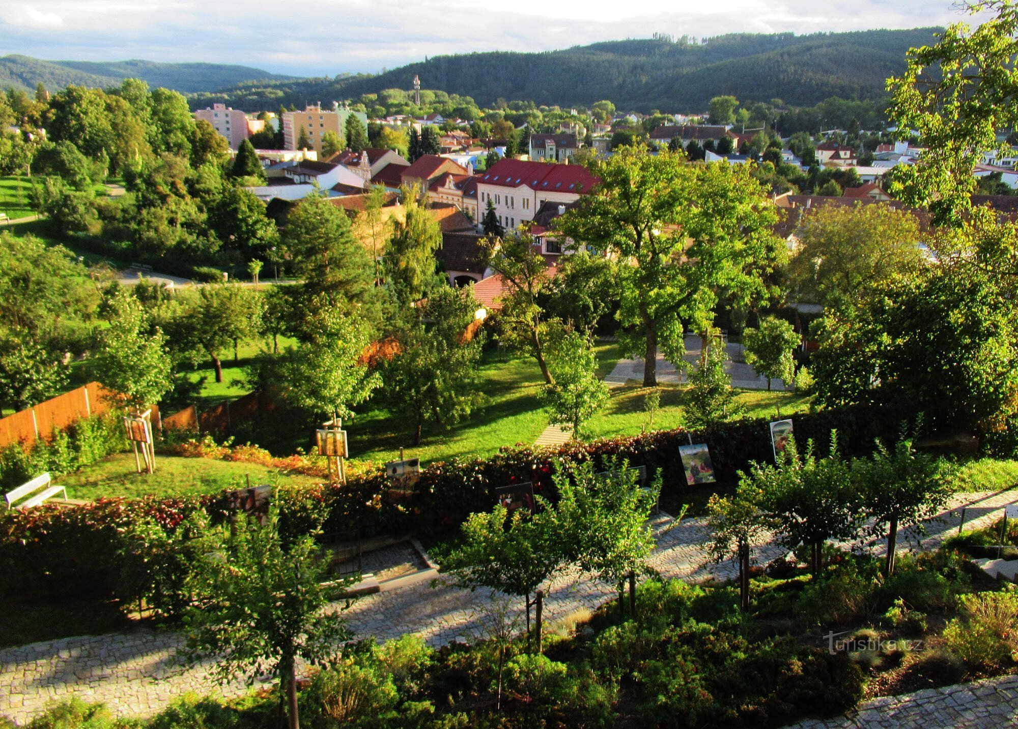 Parque de la ciudad bajo la iglesia de St. Václav en Tišnov