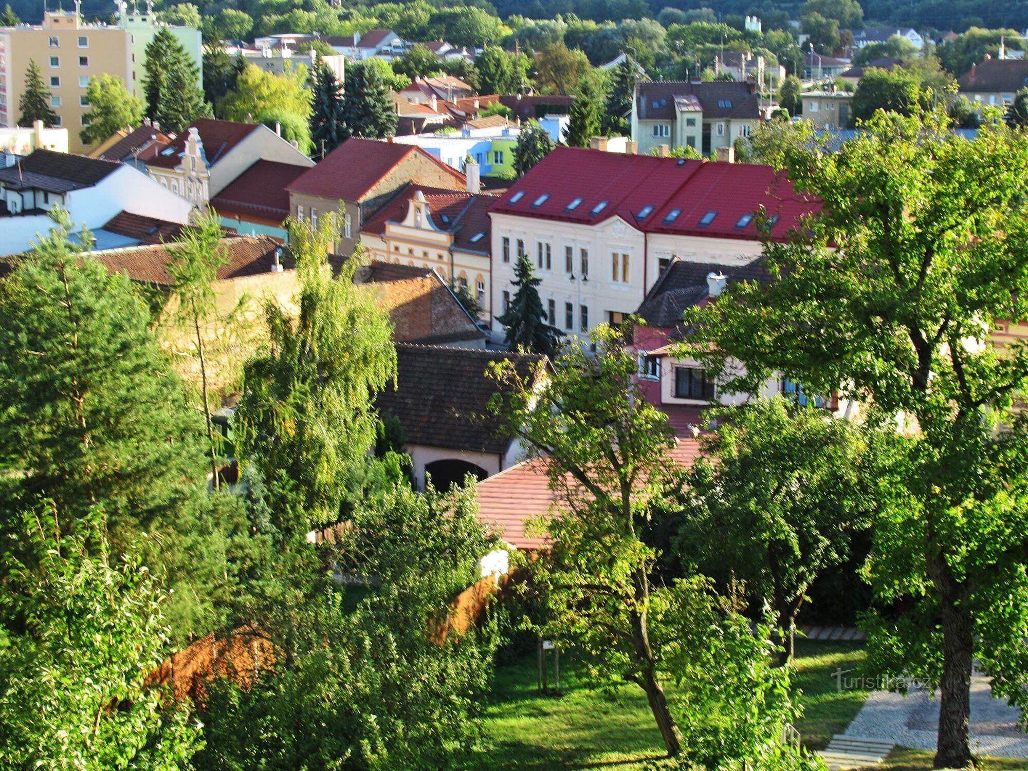 Parque de la ciudad bajo la iglesia de St. Václav en Tišnov