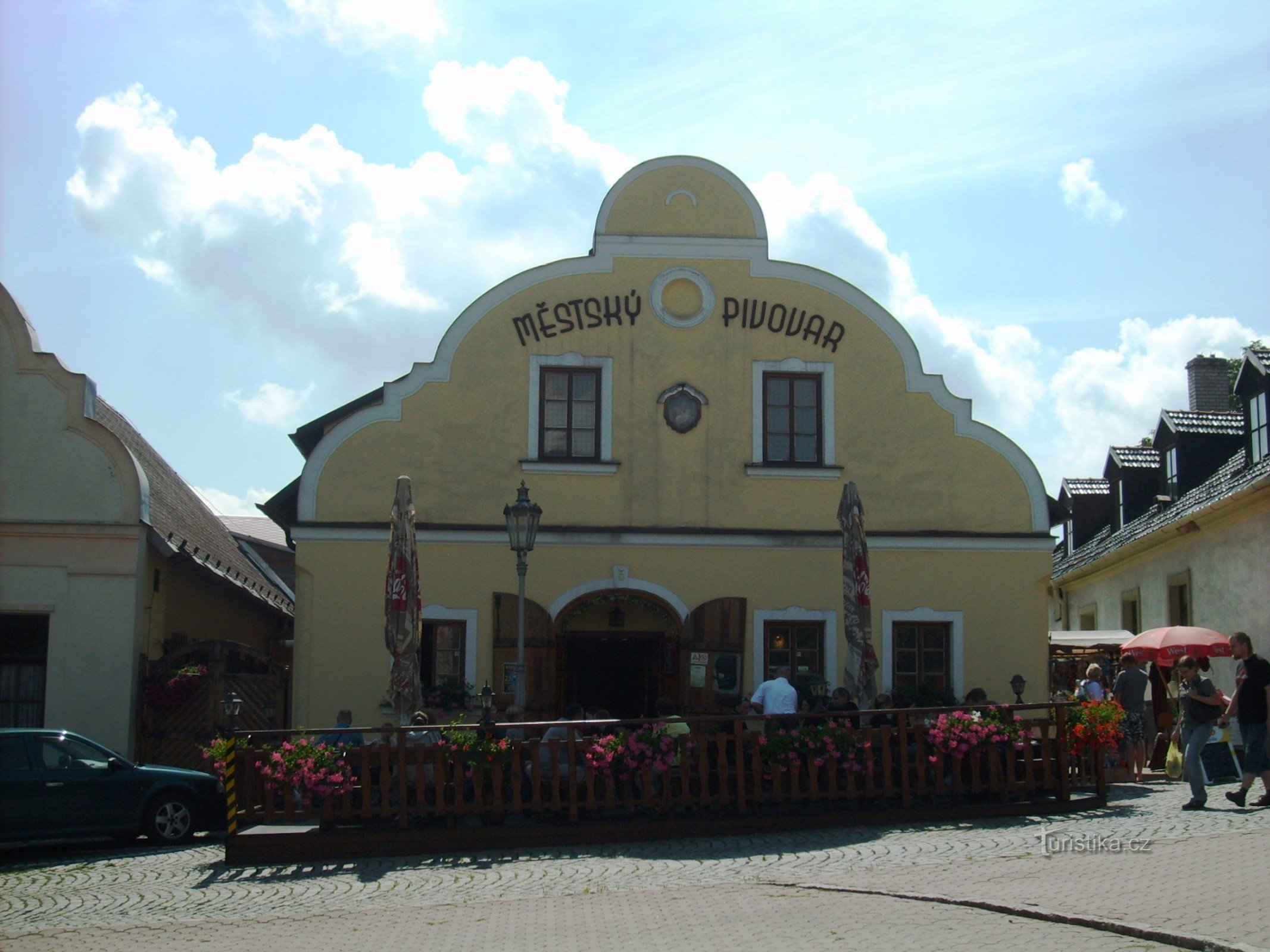 Cervecería de la ciudad en la plaza.