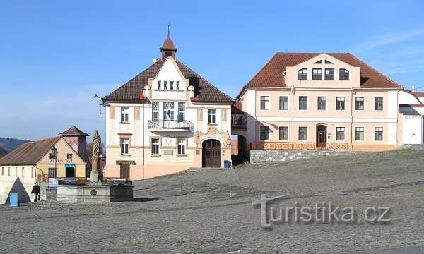 Gemeindeamt - links steht das Haus Janotovský