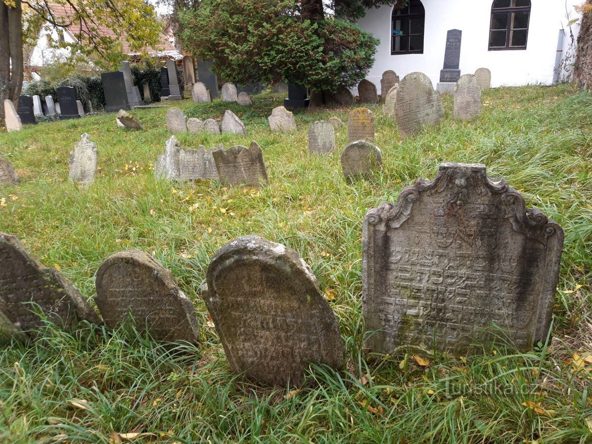 La ville de Lukavec et le cimetière juif