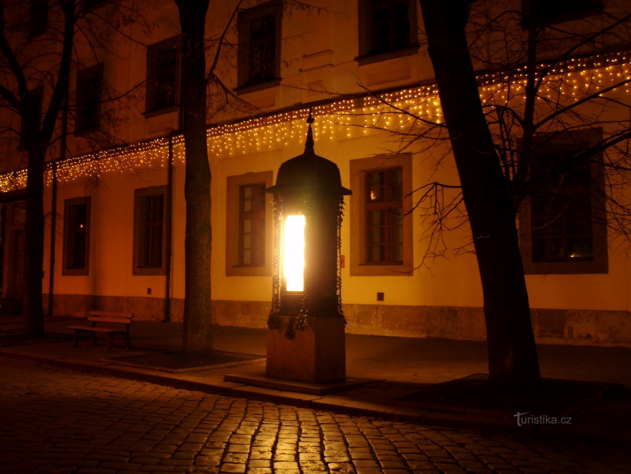 Meteorologický sloup (Hradec Králové, 6.12.2009)