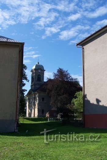 Entre las casas, la Iglesia de la Exaltación de la Santa Cruz en Kunratice