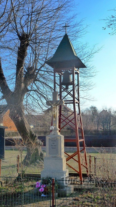 Zwischen den Linden steht ein Glockenturm aus dem 19. Jahrhundert. Die erste Glocke mit schöner Stimme überlebte das 1