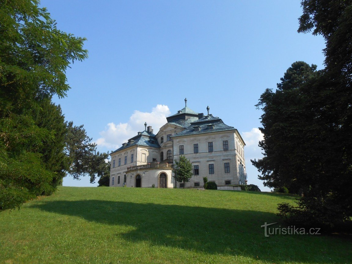 Printre păunii de la Castelul Karlova Koruna