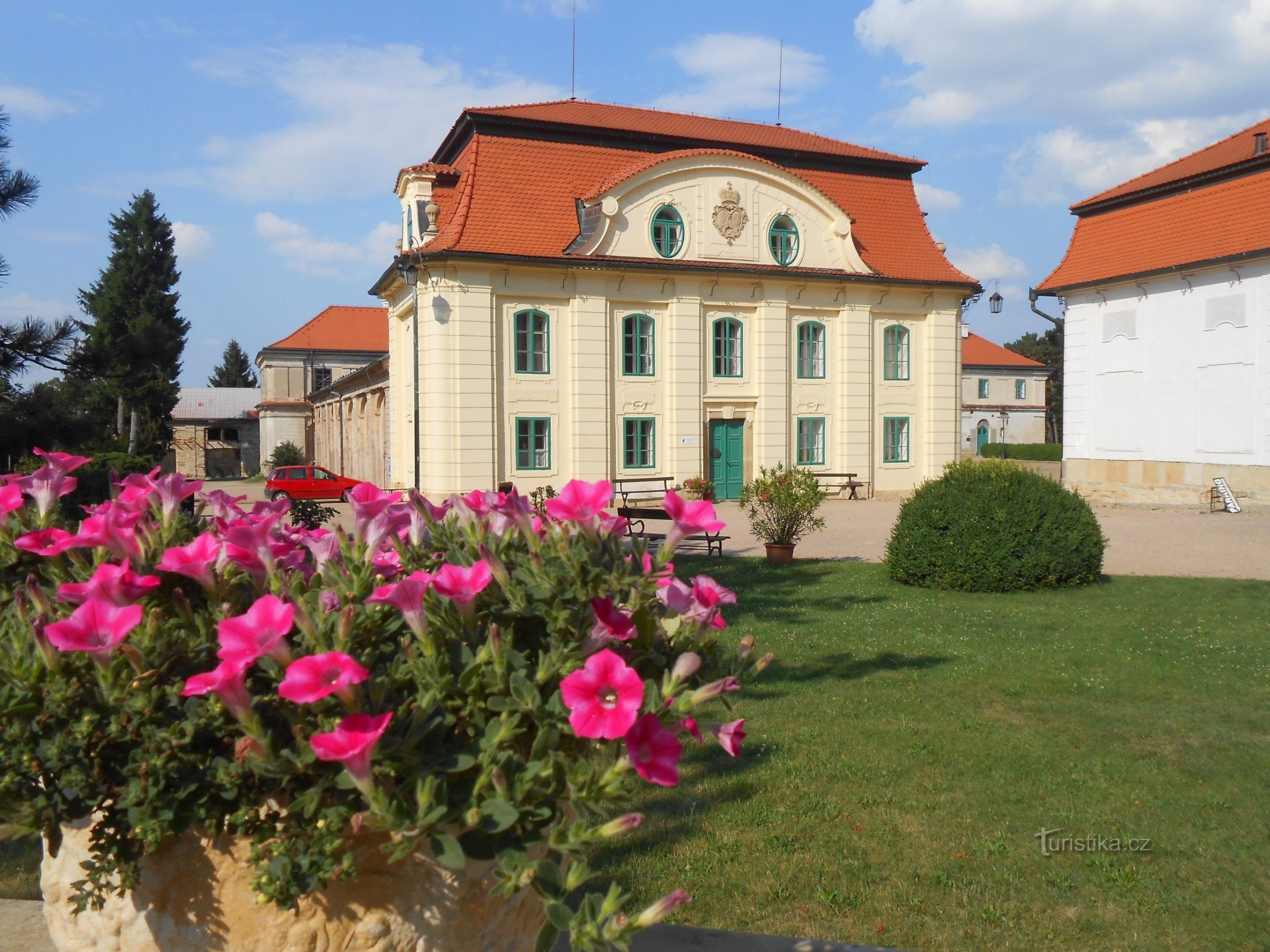 Parmi les paons du château de Karlova Koruna