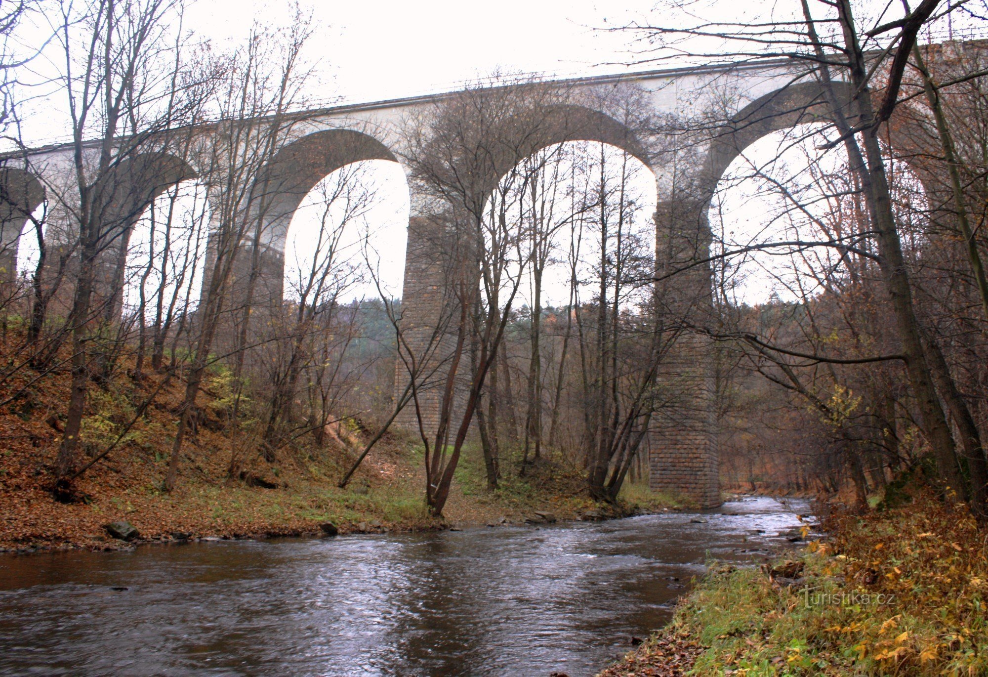 Meziboří - potok Loučka pod mostem