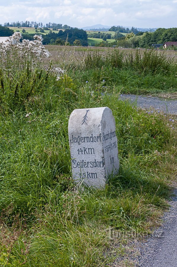 Mezník mezi Lichnovem a Zátorem