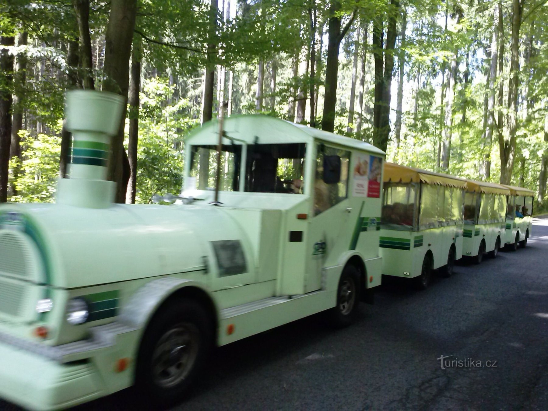 電車が通り過ぎる...