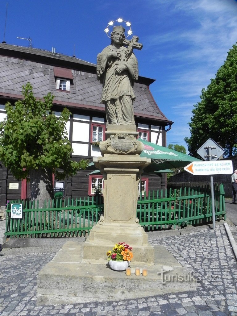 Mikulášovice, statue de St. Vue générale de Jean Népomucène