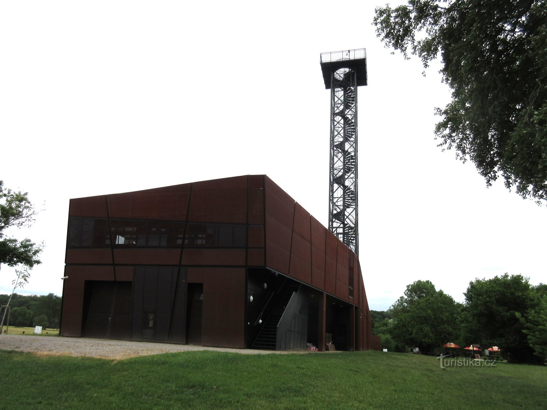 Mikulčice - castro eslavo con una torre de vigilancia