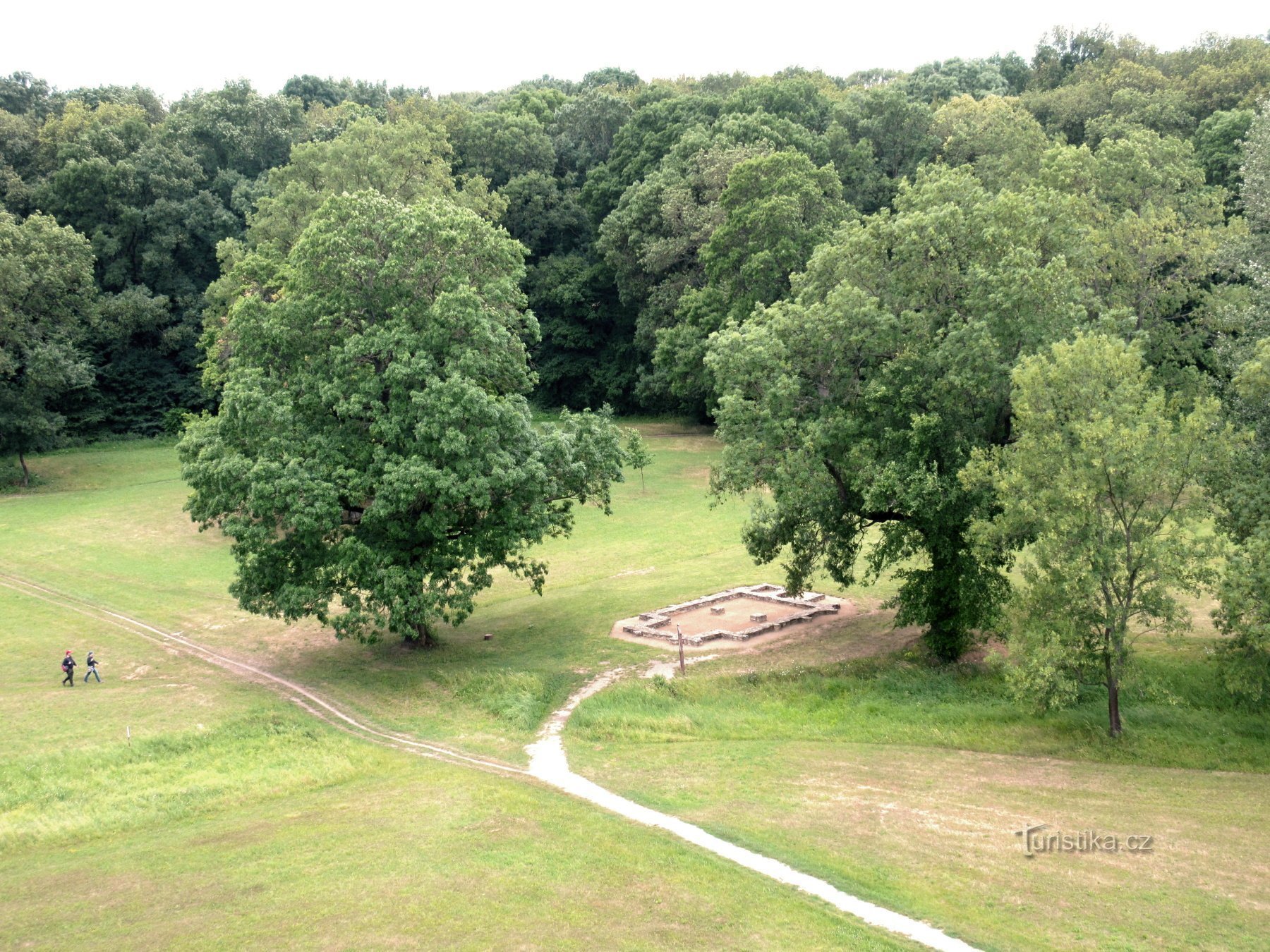 Mikulčice - Slavisch heuvelfort met een uitkijktoren