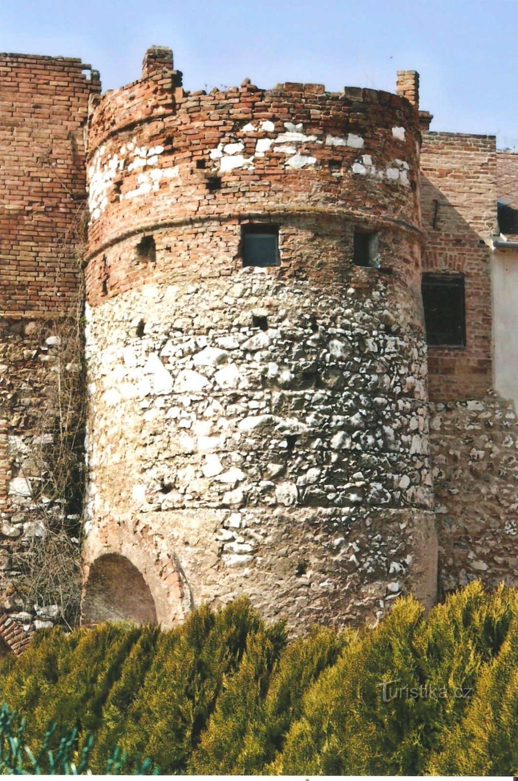 Mikulov - deel van de muren bij de tennisbaan