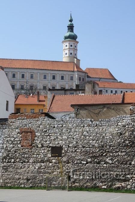 Mikulov - paredes cerca de la oficina de correos