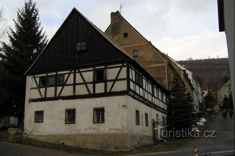 Mikulov : Maison à pans de bois au bas de la place