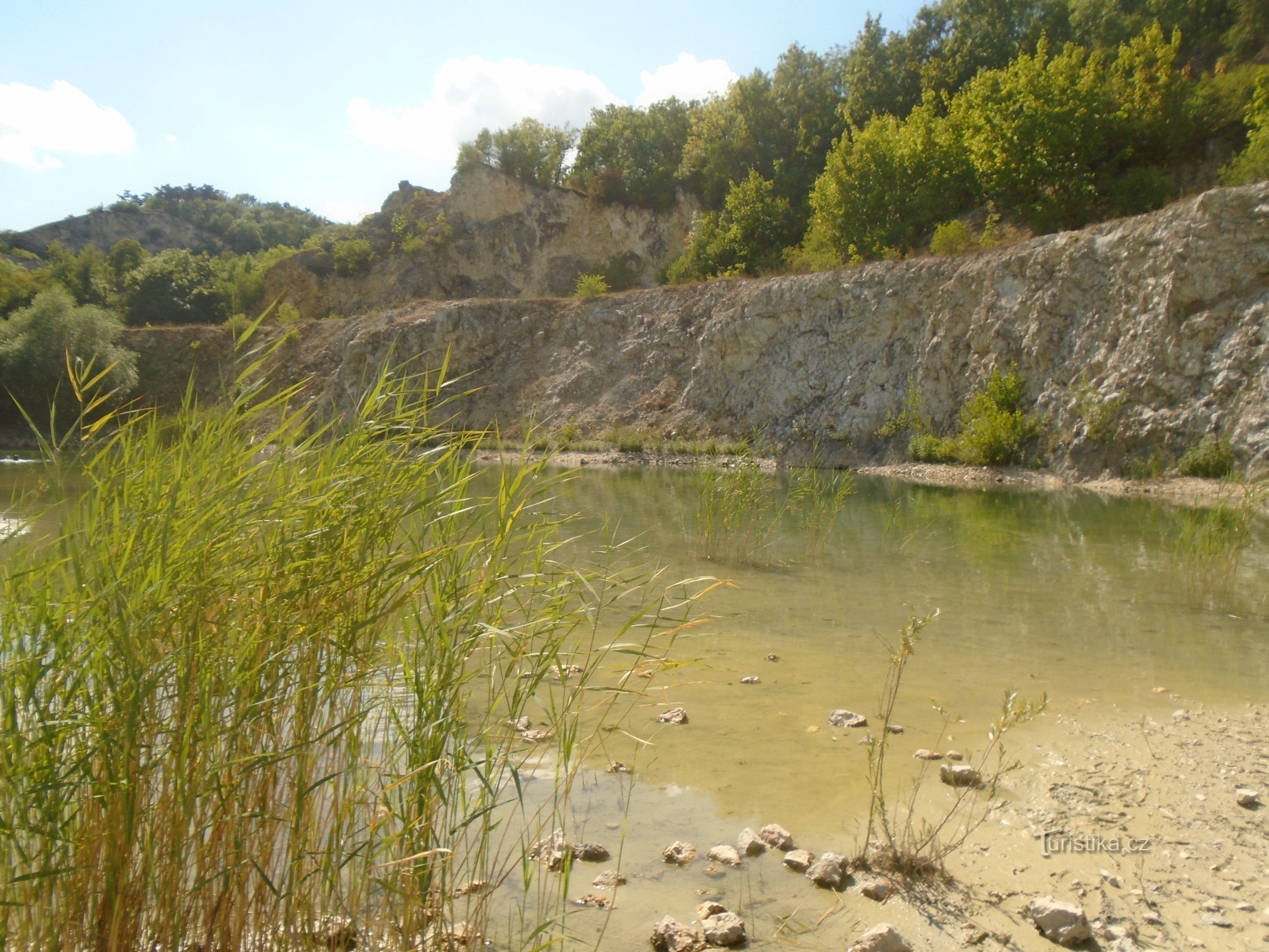 MIKULOV STEENGROEVE IN DE BUURT VAN MARIÁNSKÉ MLYN