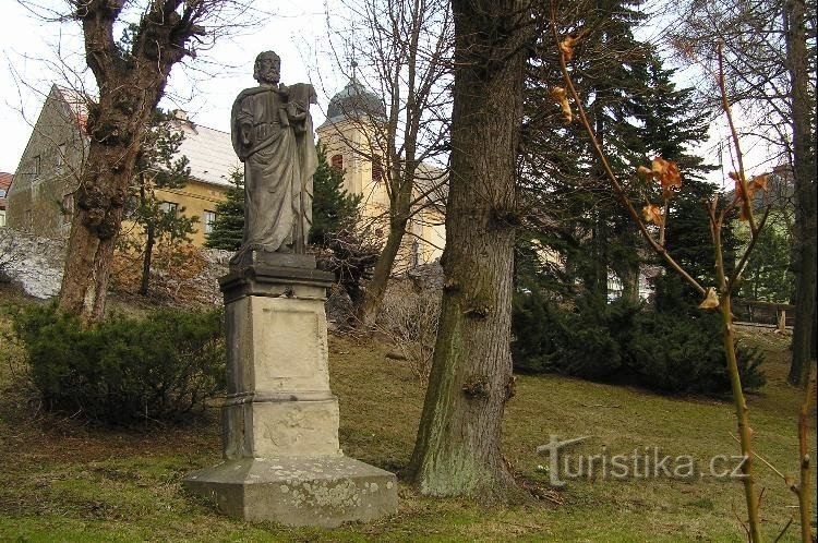 Mikulov: Kip u parku na trgu