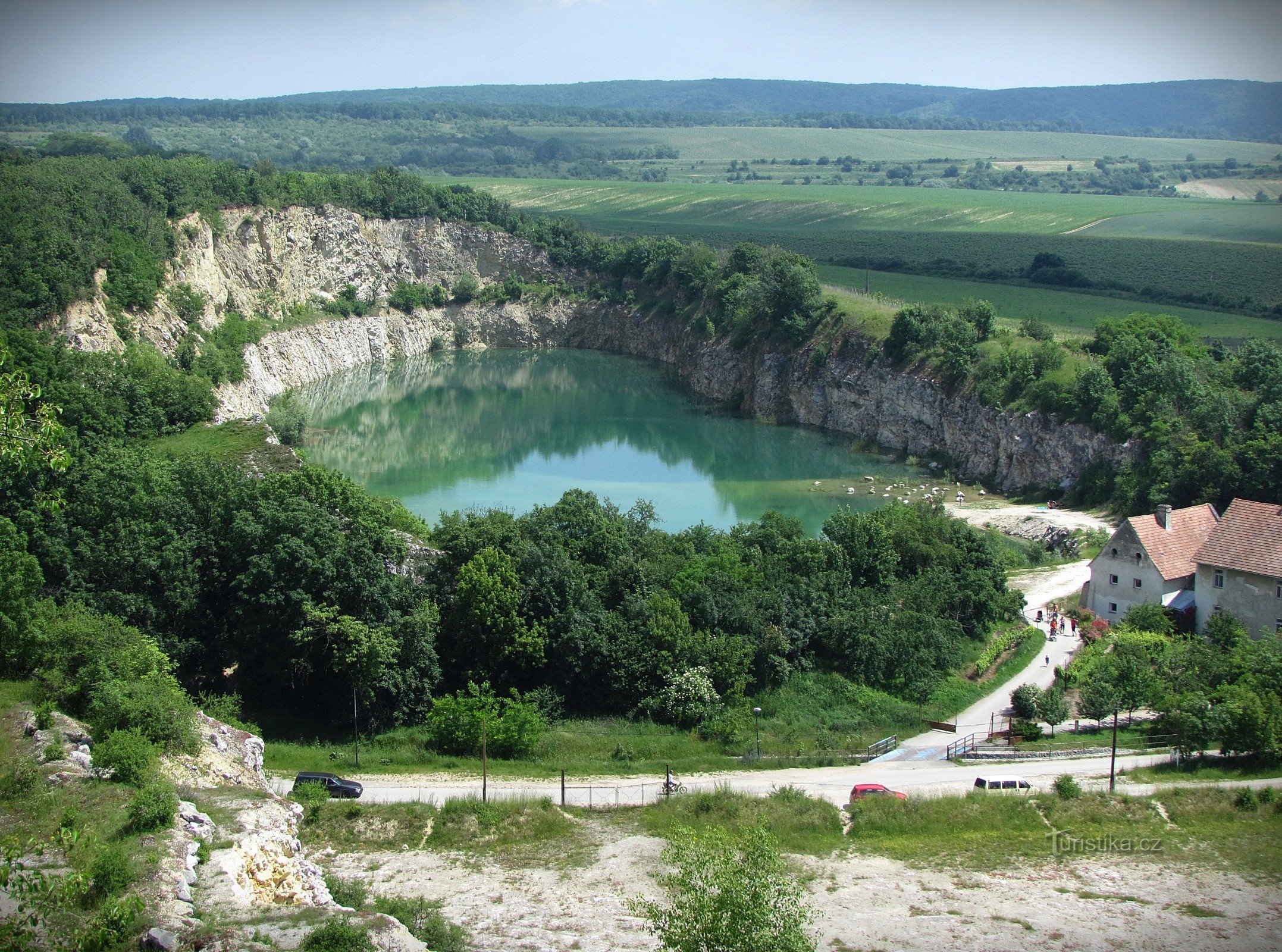 Mikulov - ein überschwemmter Steinbruch in der Nähe der Mariánské-Mühle