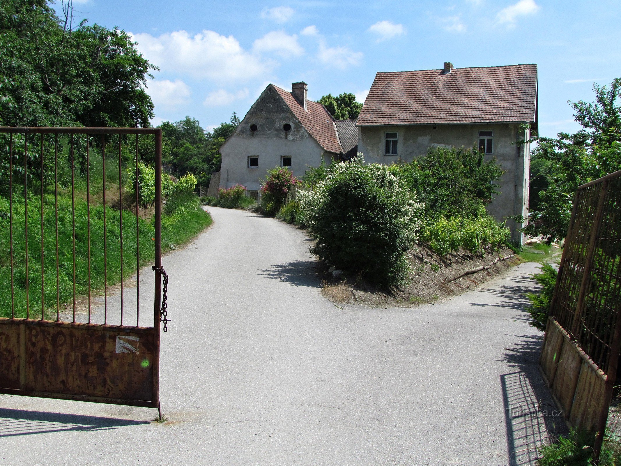 Mikulov - een ondergelopen steengroeve in de buurt van de Mariánské-molen