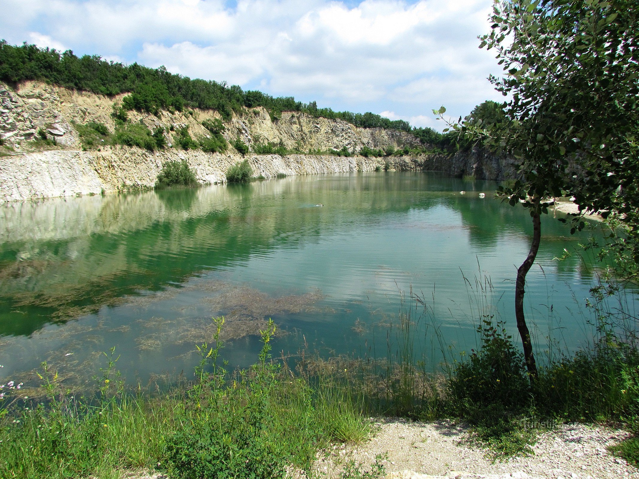 Mikulov - một mỏ đá ngập nước gần nhà máy Mariánské