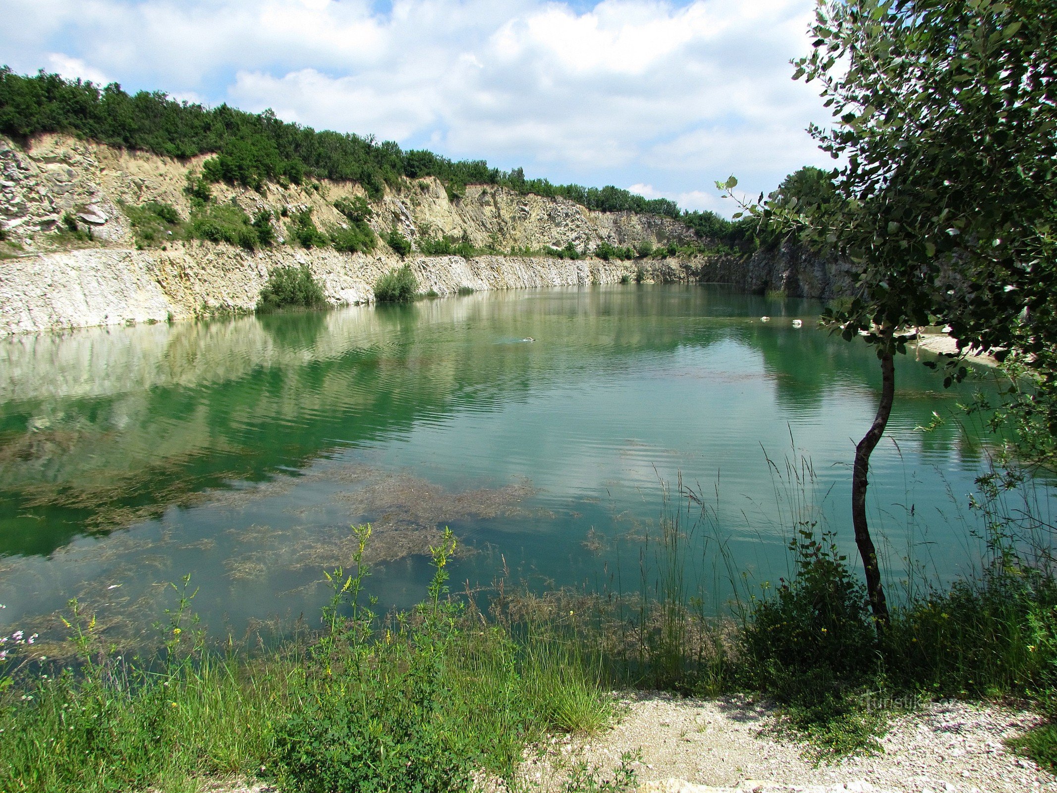 Mikulov - zalany kamieniołom w pobliżu młyna Mariańskiego