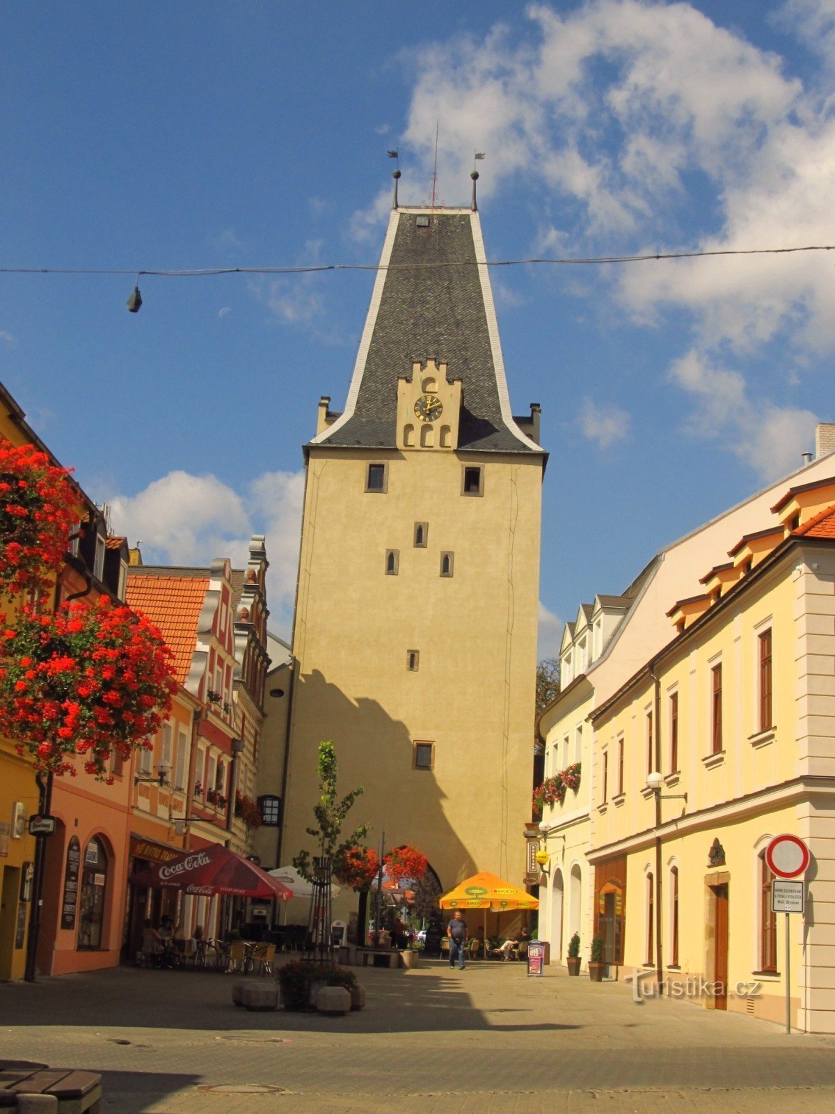 Mikulov-porten i Kadani - udsigt fra pladsen