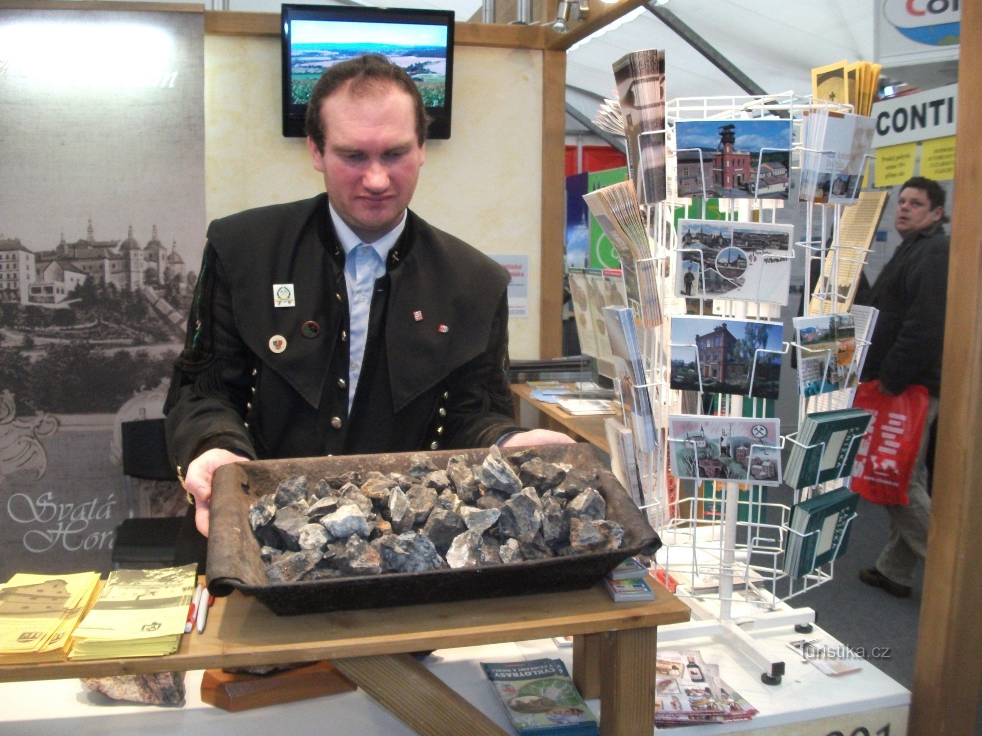 Milan Kazda del Museo delle Miniere di Příbram con una vasca piena di souvenir in pietra