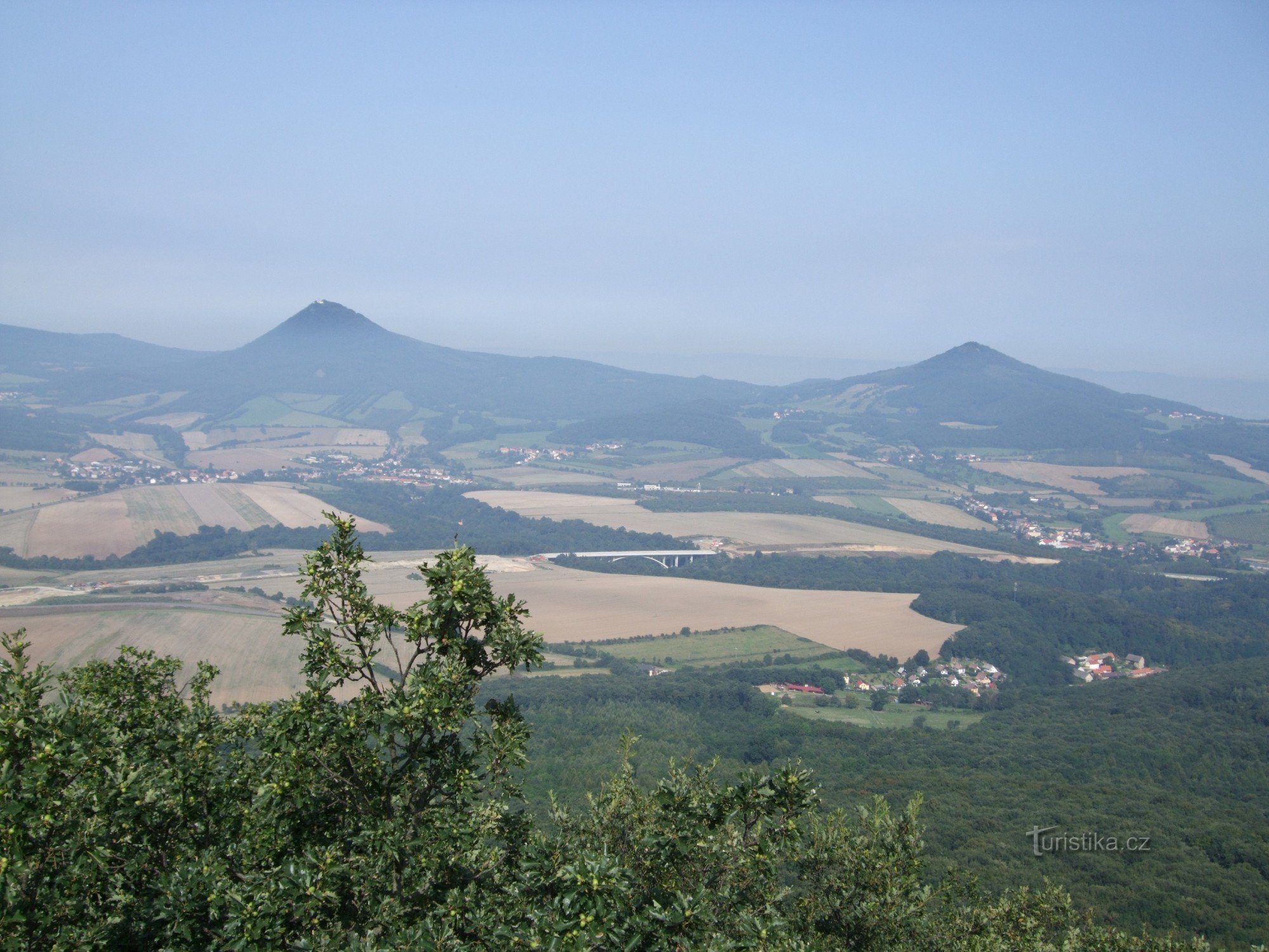 Milešovka i Kletečná (z Lovoš)