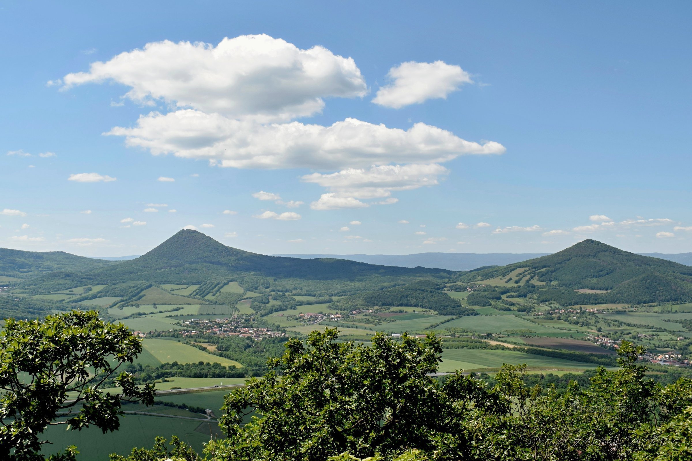 Milešovka en Kletečná uit Lovoš.