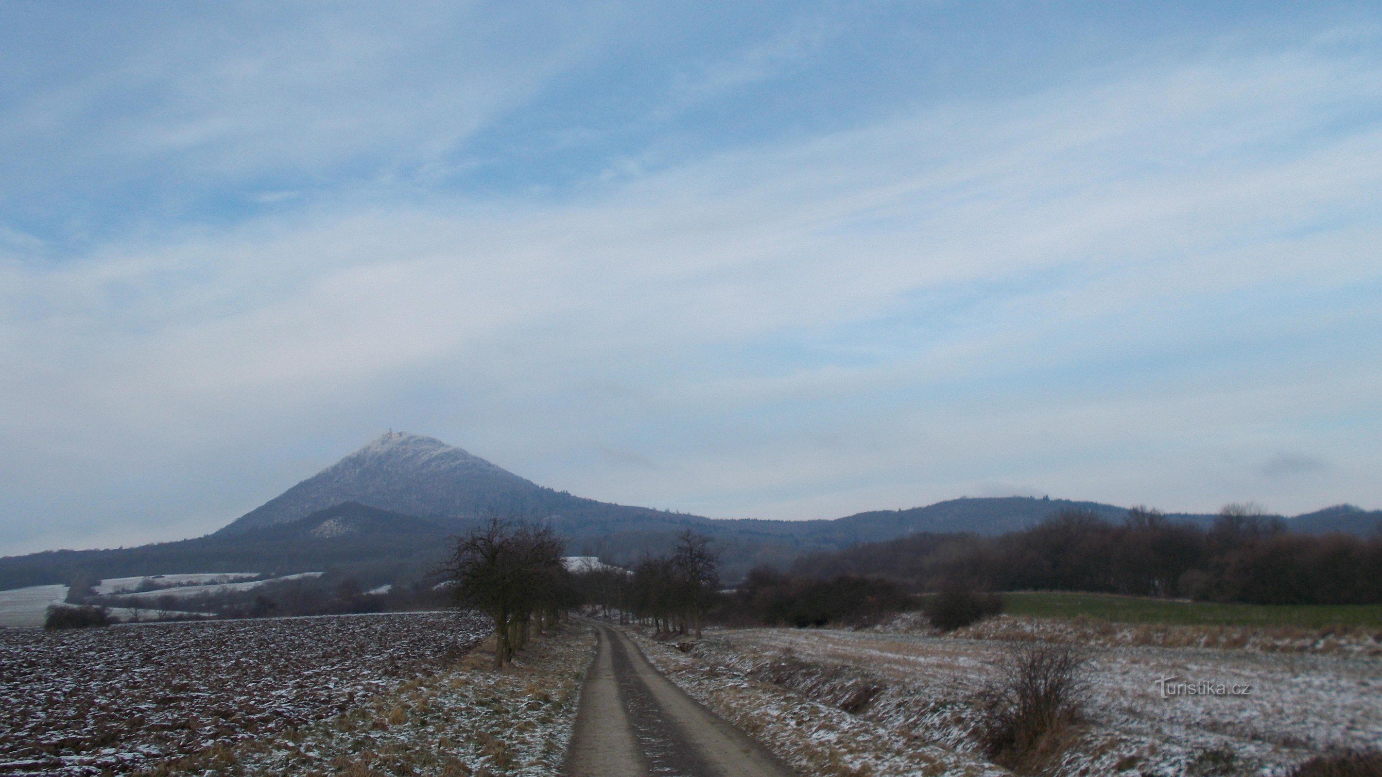 Milešovka und der Felsen, den ich darunter besucht habe. Blick von Velemín.