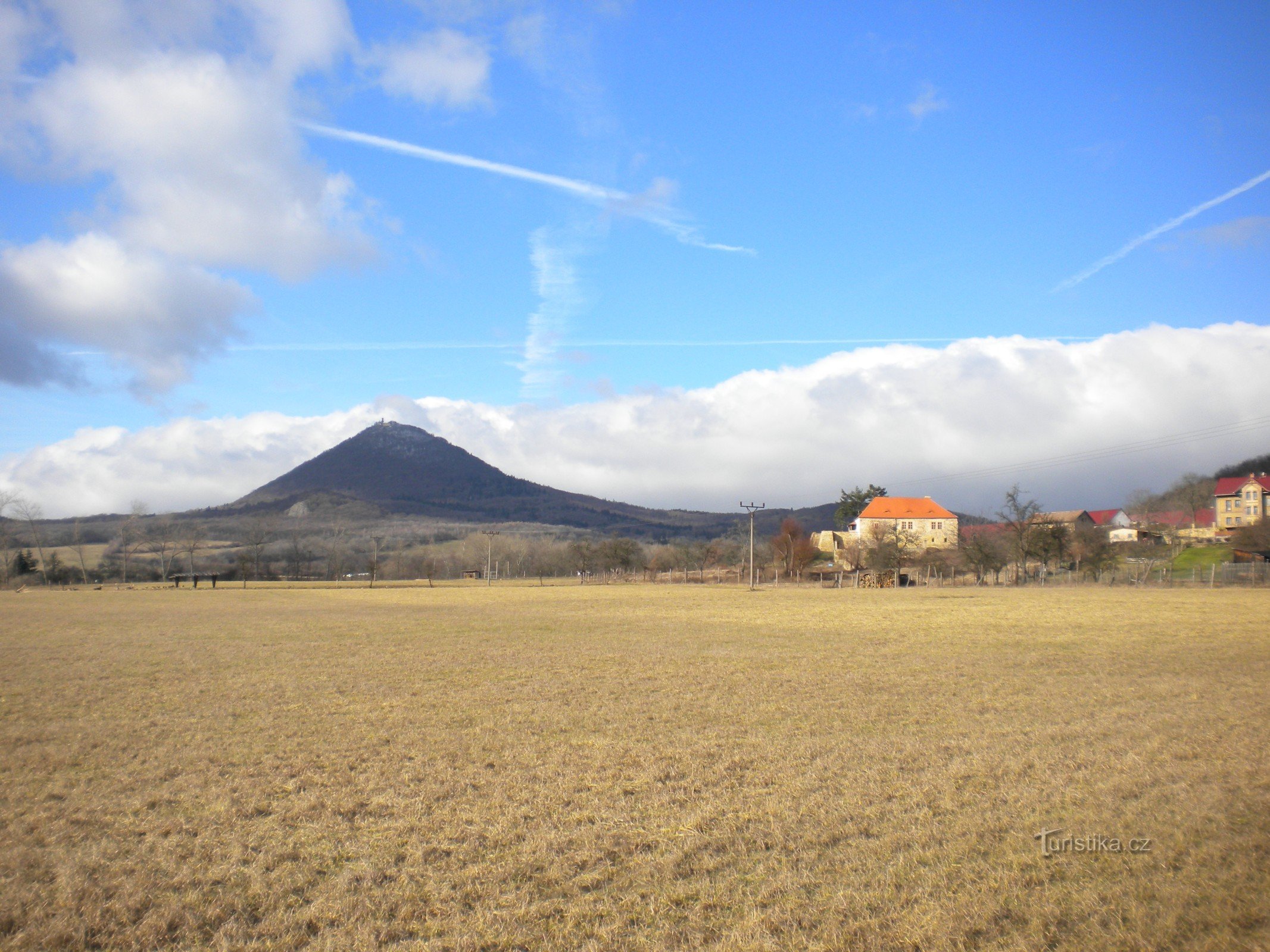 Milešovka und die Festung in Bílí Újezd.