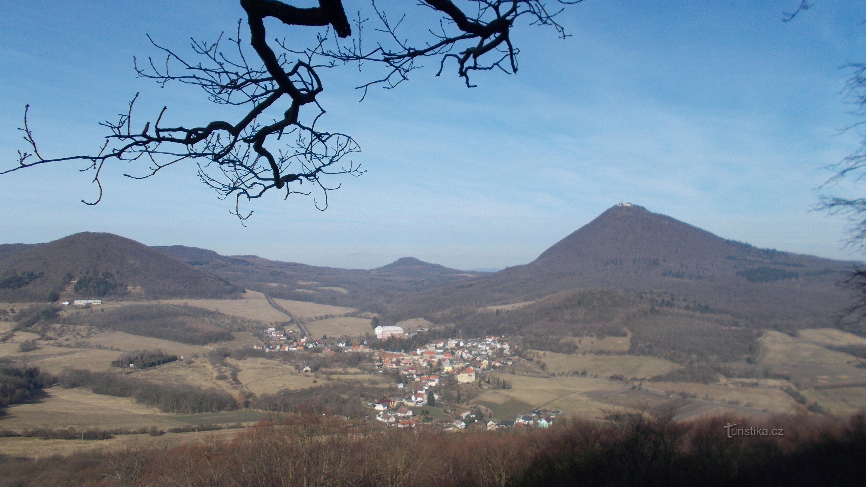 Milešovka și în extrema stângă Milešovský Kloc.