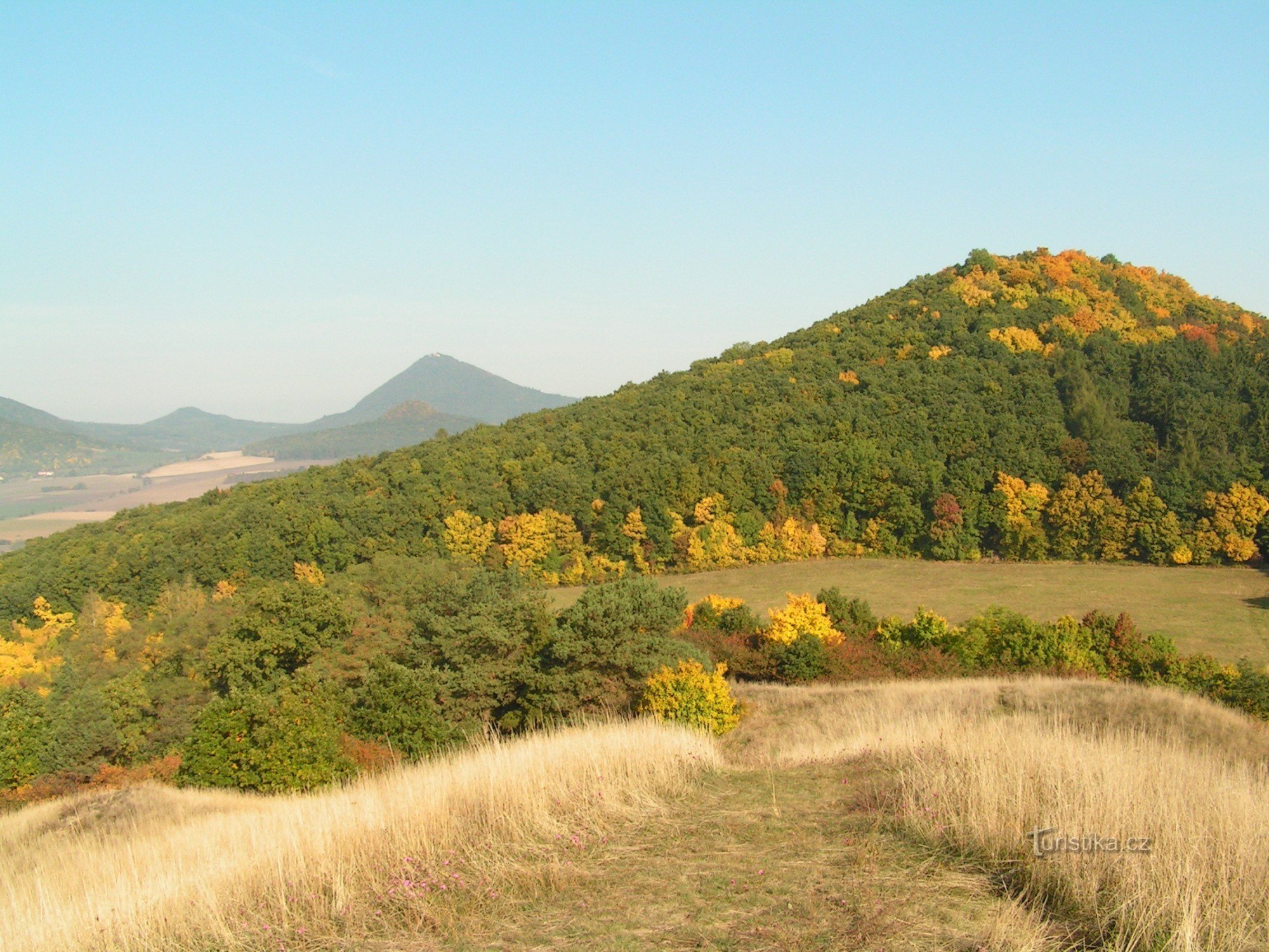 Milešovka (hinten) und Sutomský vrch von Holé vrch