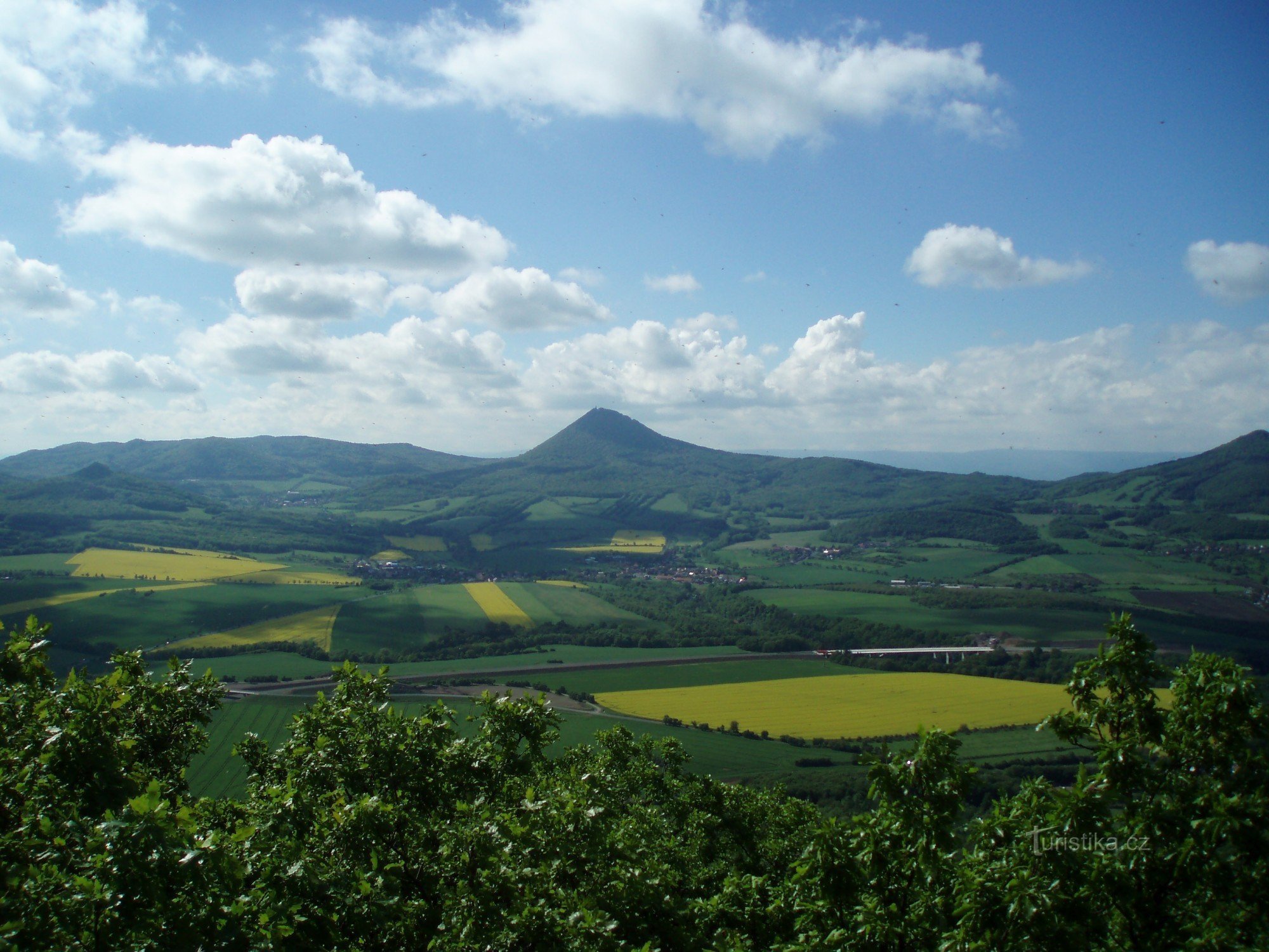 Milešovka desde la cima de Lovoš