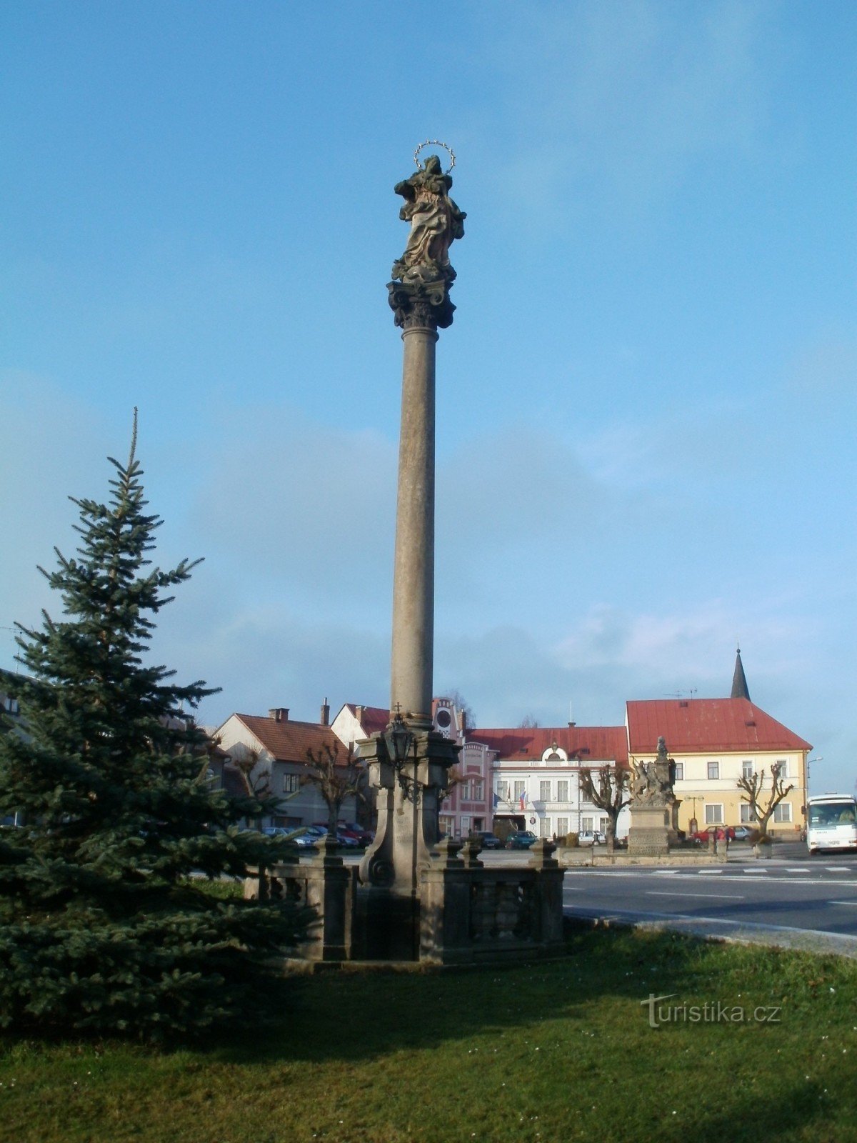 Miletín – kolumna maryjna z figurą Matki Boskiej