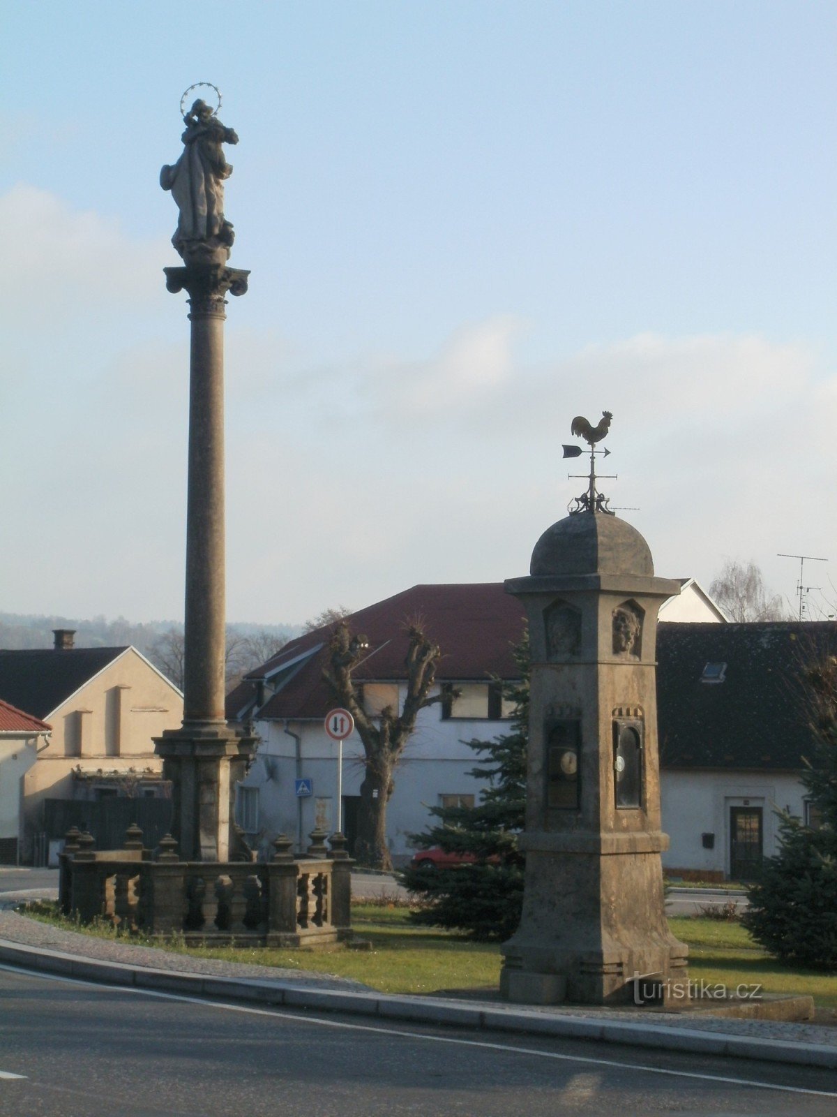 Miletín - Columna mariana con una estatua de la Virgen María