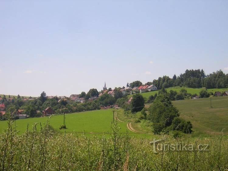 Miličín desde el norte: Miličín es un pueblo pintoresco directamente en la ruta principal desde el sur de Č