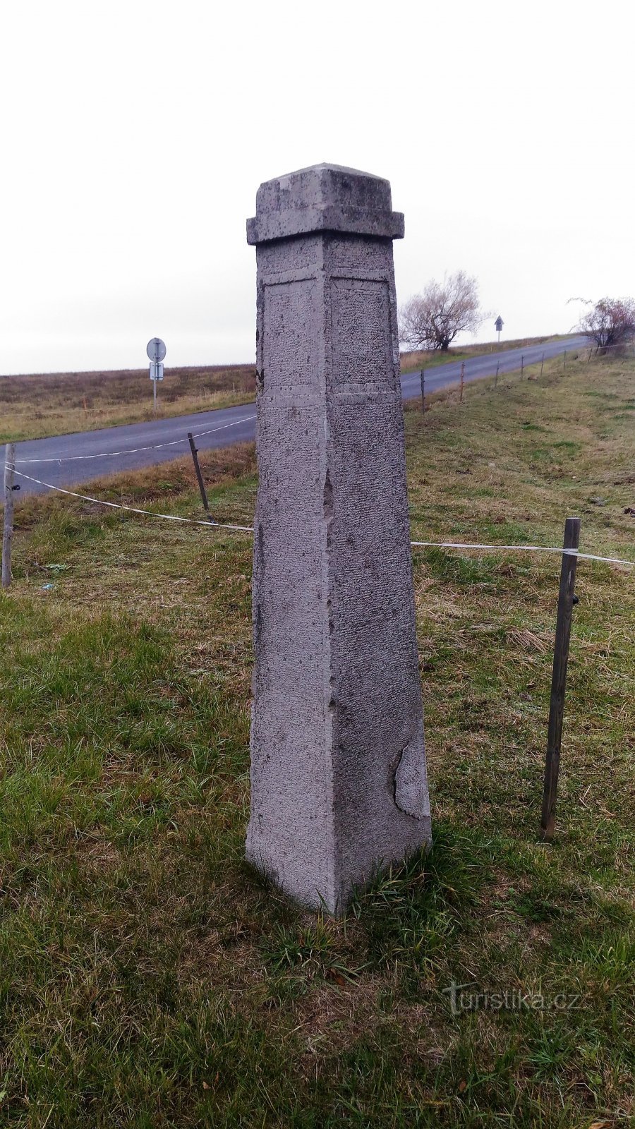 Een mijlpaal in de buurt van Mukařov.