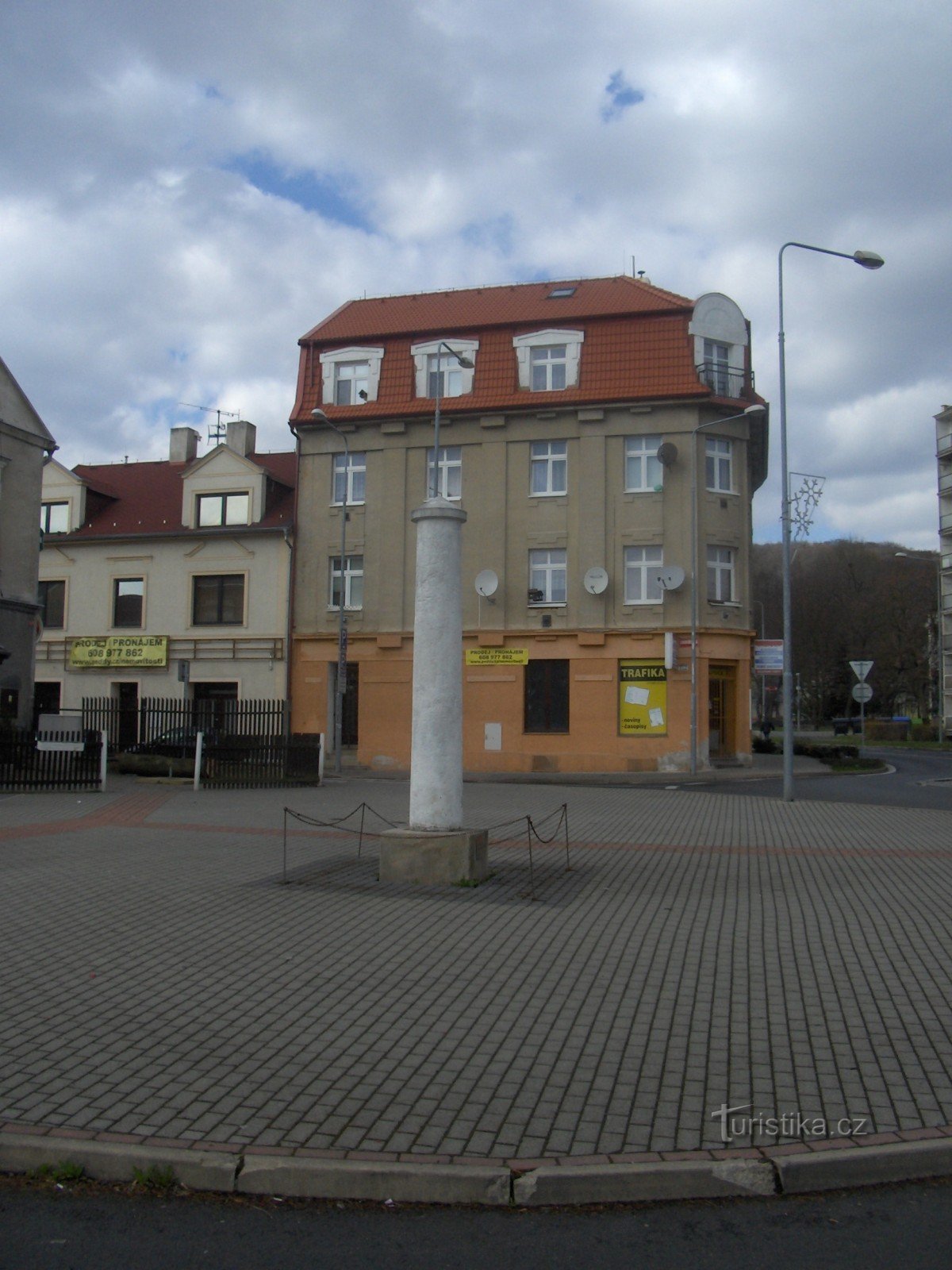 Ein Meilenstein in Litvínov.