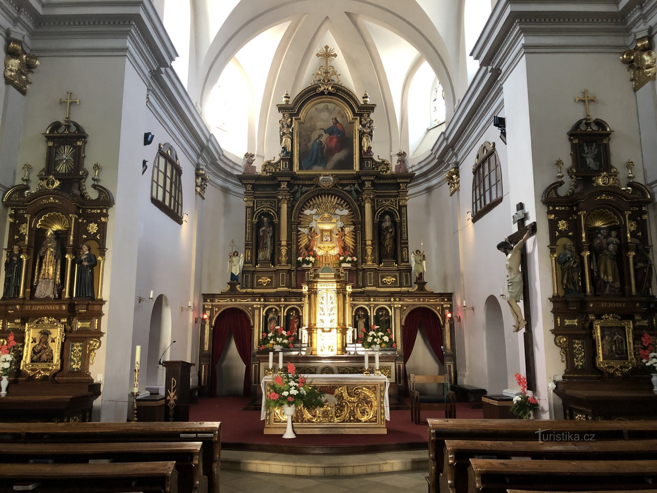 The loving image of the Virgin Mary Králicka leads to the main altar, source: Hřebenovka.cz