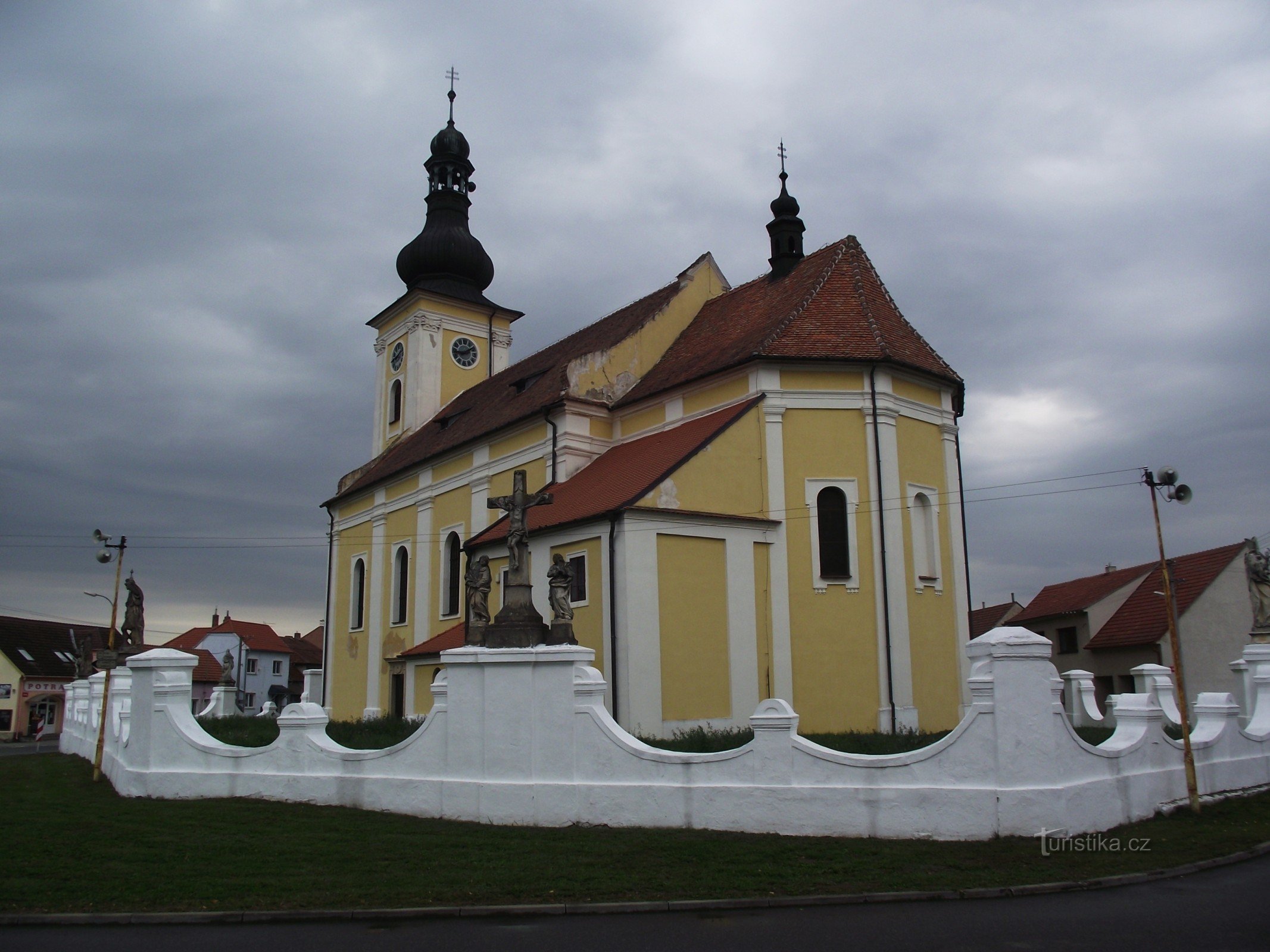 Milotice – la iglesia de Todos los Santos y la galería de esculturas en la pared