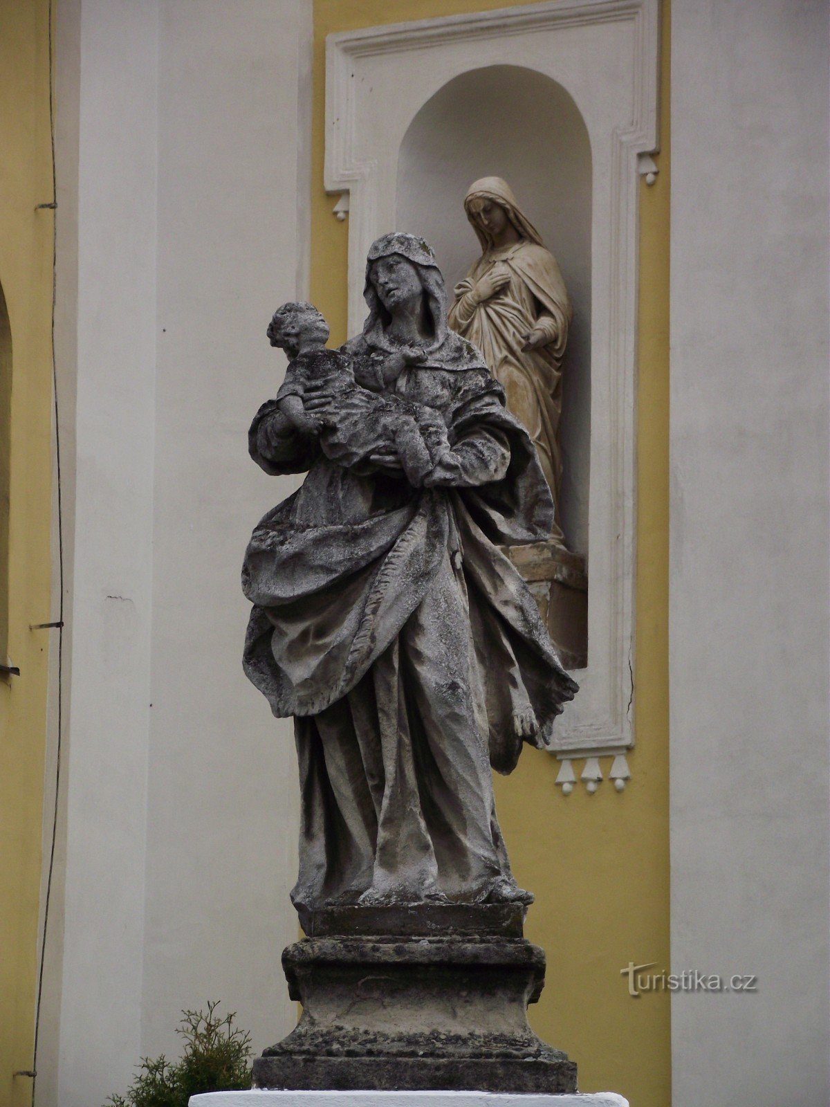 Milotice – cerkev Vseh svetih in galerija kipov na steni